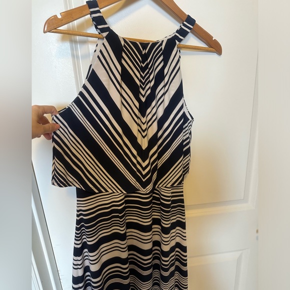 Jessica Simpson size 8 navy, white stripe dress. Flattering. Excellent condition - Picture 2 of 4